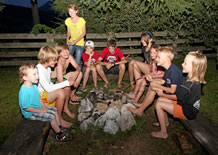 Würstchen grillen am Lagerfeuer
