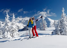 Tief verschneite Landschaft im Winterurlaub in Ramsau am Dachstein