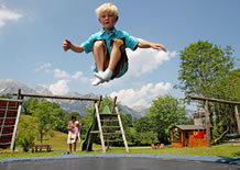 Trampolin springen im Garten